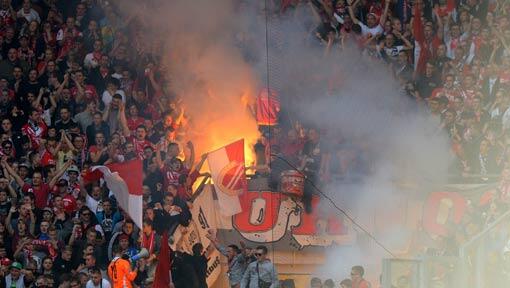 Fans von Energie Cottbus zünden Pyrotechnik im Stadion von Dresden Fans von Energie Cottbus zünden Pyrotechnik im Stadion von Dresden