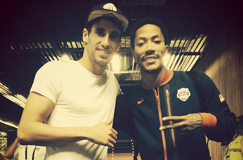 Javi Martinez (l.) beim Treffen mit Derrick Rose von den Chicago Bulls