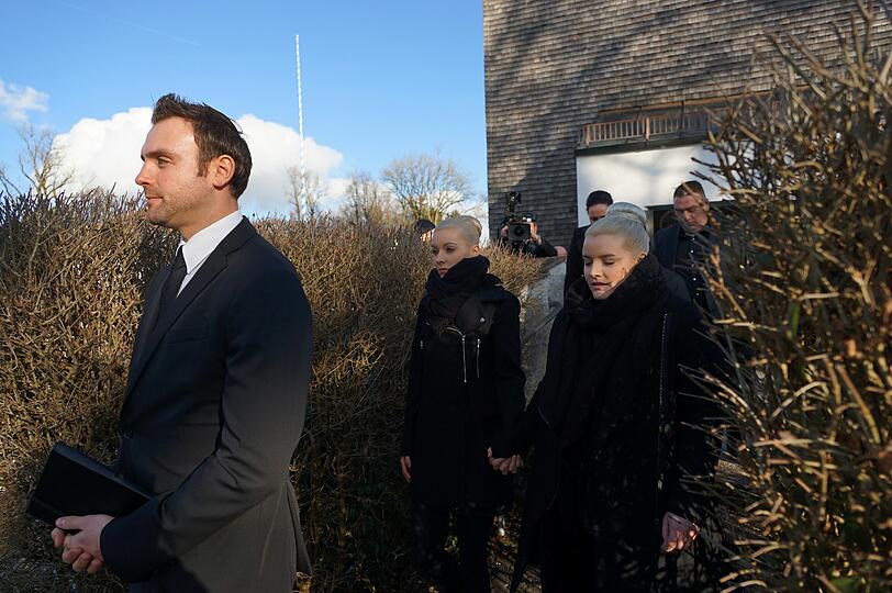 ... Bilder zur Beerdigung von Wolfgang Lippert.