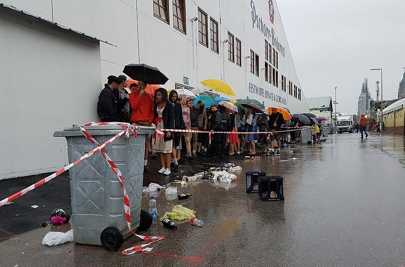 Überschaubarer Andrang an der Bräurosl am frühen Samstagmorgen: Der Dauerregen sorgt für einen ungemütlichen Wiesn-Start.