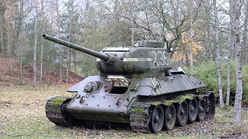 Ein russischen Panzer vom Typ T34-85 aus dem zweiten Weltkrieg steht am 20.11.2017 an einem geheimen Ort in Mitteldeutschland. Das Kriegsgerät gehört Panzersammler Thomas Gmeiner.