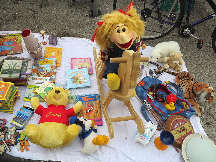 Kinder können auf dem Flohmarkt ihre Spielsachen verkaufen, ohne Standgebühr zu bezahlen.