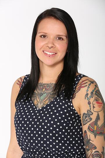Mit 21 Jahren ist Sina das Küken der Sendung. Sie ist seit einem Jahr verliebt und hat eine ganz große Leidenschaft, die nicht zu übersehen ist: ihren Körper zieren zahlreiche Tattoos. &bdquo;Das erste Tattoo habe ich mir mit 16 Jahren stechen lassen &ndash; die Anfangsbuchstaben meiner Eltern. Mittlerweile sind meine Arme, Beine, Rücken und Dekolleté hübsch bemalt.&ldquo; Sina wurde wegen ihrer Tattoos oft angefeindet und abgestempelt, &bdquo;aber wenn man mich mal besser kennenlernt, ändert sich die Haltung ganz schnell.&ldquo; Sina hat eine eineiige Zwillingsschwester sowie einen Bruder und ist ein echter Familienmensch. Die ausgebildete zahnmedizinische Fachangestellte gönnt sich gerade eine berufliche Auszeit, um sich neu zu orientieren.