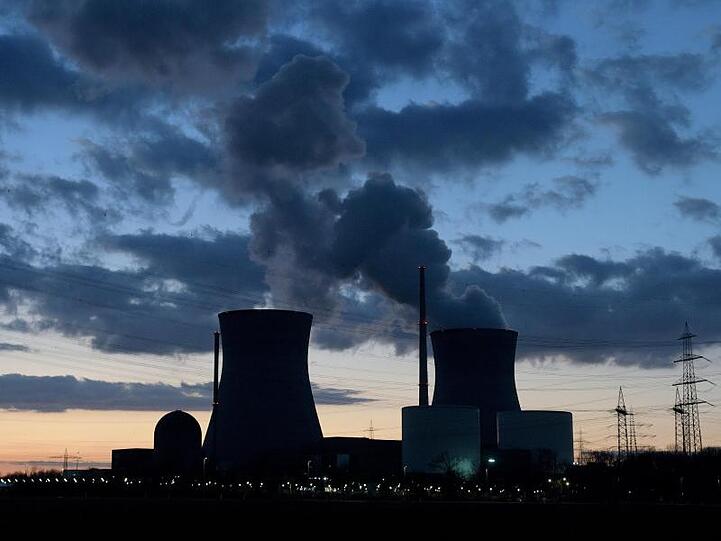 Blick auf das Atomkraftwerk Gundremmingen. Foto: Stefan Puchner/Archivbild