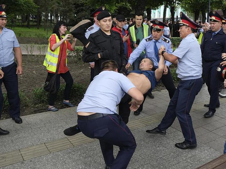 Die kasachische Polizei verhaftet einen Demonstranten bei einem Protest gegen die Präsidentschaftswahlen.