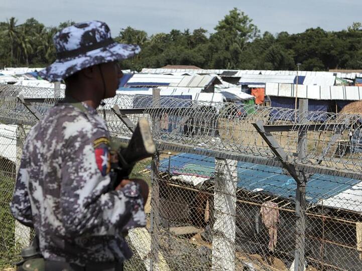 Ein Grenzsoldat aus Myanmar bewacht ein Flüchtlingscamp der Rohingya, das sich in einem Niemandsland ziwschen Bangladesch und Myanmar befindet.