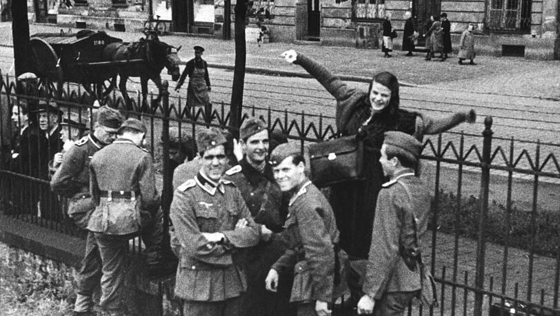 23. Juli 1942: Sophie Scholl verabschiedet ihre Freunde, die zum Sanitätsdienst an die Ostfront (Russland) abkommandiert worden sind. 23. Juli 1942: Sophie Scholl verabschiedet ihre Freunde, die zum Sanitätsdienst an die Ostfront (Russland) abkommandiert worden sind.