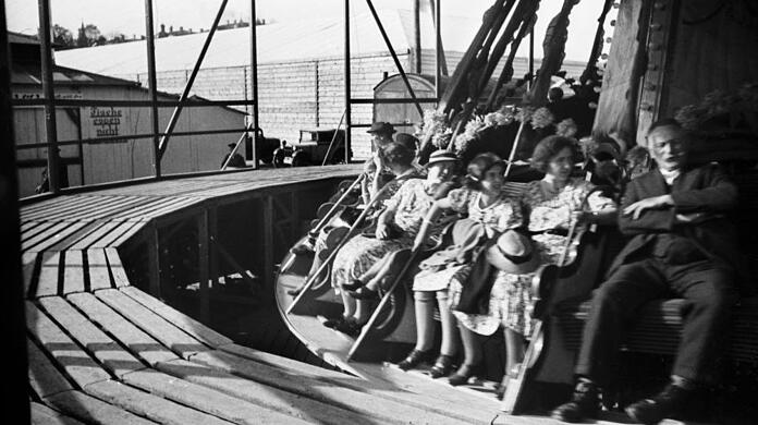 Aufnahme aus dem Jahr 1938: Krinoline-Besucher genießen die Rundfahrt in feinstem Gewand - ohne Trachtenmode.