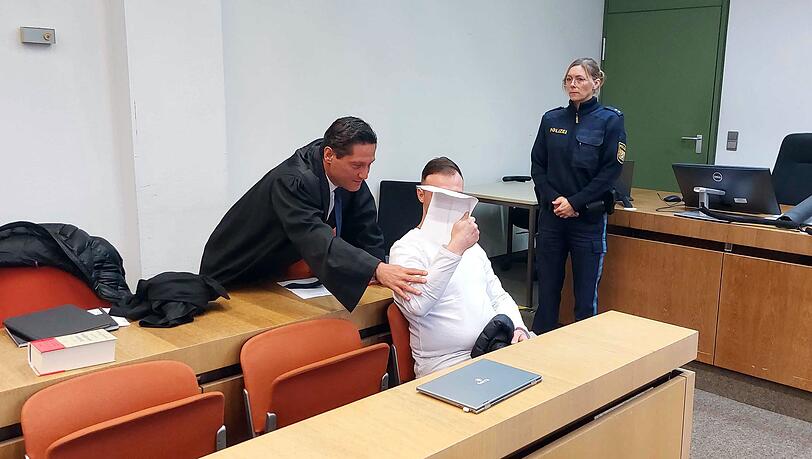 Der Angeklagte äußerte sich zunächst nicht zu den Vorwürfen. Der Angeklagte äußerte sich zunächst nicht zu den Vorwürfen.