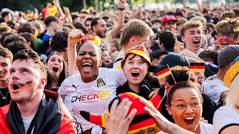 Das Check24-Shirt war 2024 auf vielen Fanmeilen zu sehen - wie hier in Berlin. (Archivbild)
