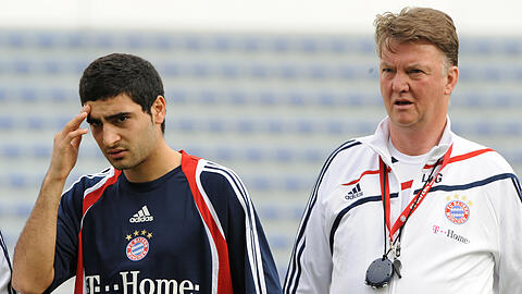 Mehmet Ekici, derzeit ausgeliehen an den 1. FC Nürnberg, mit Bayern-Trainer Louis van Gaal.