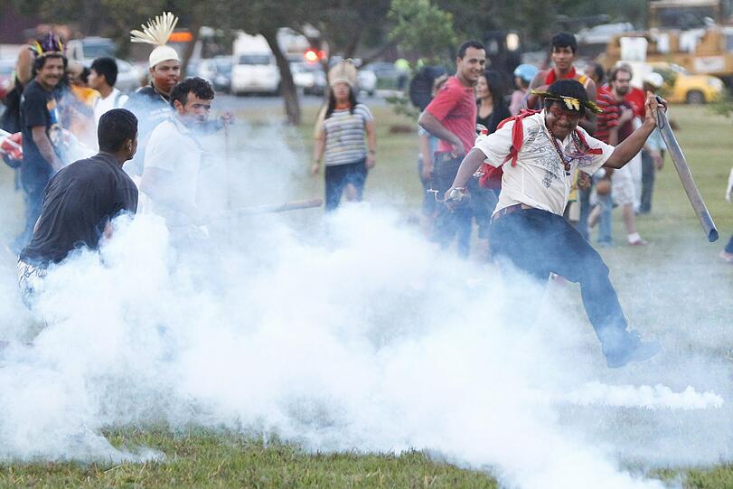 Straßenschlachten zwischen Ureinwohnern und gepanzerten Polizeieinheiten in Brasília: Die irren Bilder.
