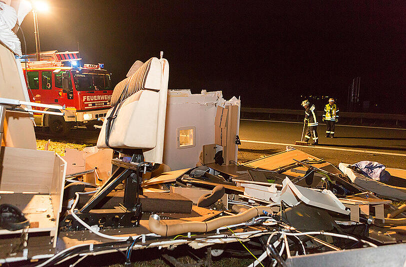 Bilder vom Unfallort in Altdorf: Auf der A3 kollidierte ein Wagen mit einem Wohnmobil, welches vollkommen zerfetzt wurde.
