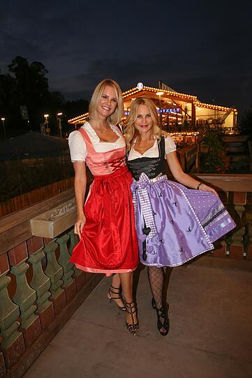 Monica Ivancan feiert mit Sonja Kiefer.