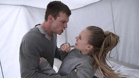 Das Camp bringt das Schlechteste im Menschen hervor: Zach (Jannis Niewöhner) mit Nadesh (Alicia von Rittberg).