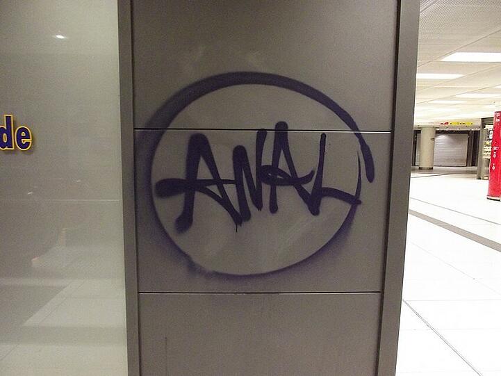 Das kann teuer werden: Nicht nur am Hauptbahnhof, auch in Pasing, am Hirschgarten und am Stachus hinterließ der Spryer sein "ANAL"-Tag.