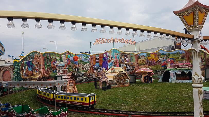Die Märchenbahn wird schon geputzt.