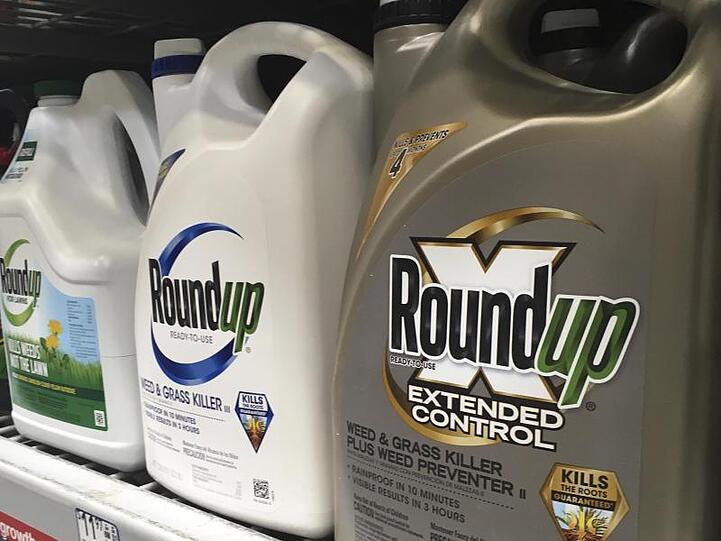 Behälter mit Roundup, einem Unkrautvernichter von Monsanto, stehen in einem Regal in einem amerikanischen Baumarkt.