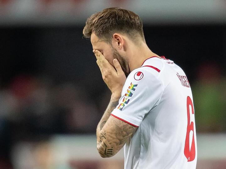 Der Kölner Marco Höger kann das bittere 0:4 nicht fassen.