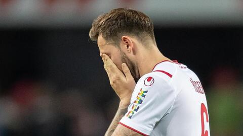 Der Kölner Marco Höger kann das bittere 0:4 nicht fassen.