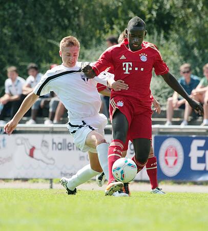 August 2011: Merveille Biankadi (r.) ist für die B-Junioren des FC Bayern im Einsatz. August 2011: Merveille Biankadi (r.) ist für die B-Junioren des FC Bayern im Einsatz.