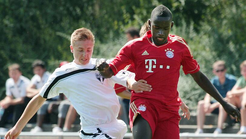 August 2011: Merveille Biankadi (r.) ist für die B-Junioren des FC Bayern im Einsatz. August 2011: Merveille Biankadi (r.) ist für die B-Junioren des FC Bayern im Einsatz.
