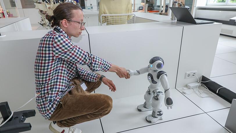 Der kleine Roboter Nao spricht und tanzt auf Zuruf. Der kleine Roboter Nao spricht und tanzt auf Zuruf.