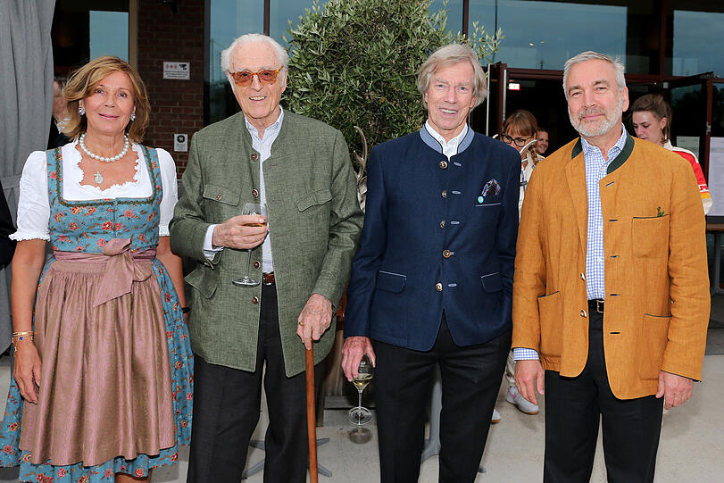 Sein 90. am 14. Juli ist das nächste große Familienfest: Franz Herzog von Bayern (2. v. l.) mit Thomas Greinswald (r.), Uschi und Leopold von Bayern.