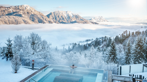 Im Rooftop-Whirlpool haben Sie einen atemberaubenden Panoramablick auf die Ennstaler Berge.