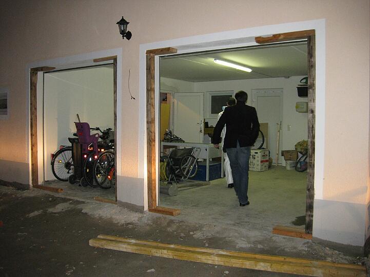 Die Ermittler verschließen die Doppelgarage des mutmaßlichen Täters.
