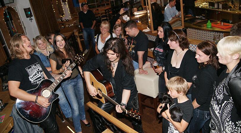 Volle Hütte im Milagros: Der Münchner Rockmusiker Mickey Monroe gibt im Restaurant ein Privatkonzert.