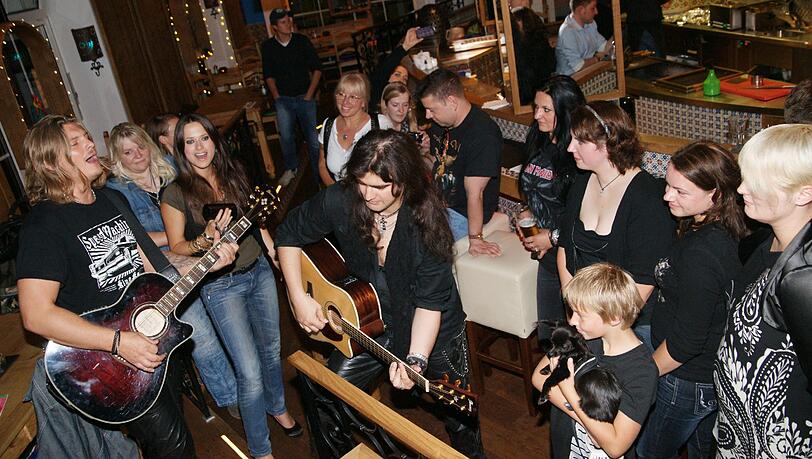 Volle Hütte im Milagros: Der Münchner Rockmusiker Mickey Monroe gibt im Restaurant ein Privatkonzert. Volle Hütte im Milagros: Der Münchner Rockmusiker Mickey Monroe gibt im Restaurant ein Privatkonzert.
