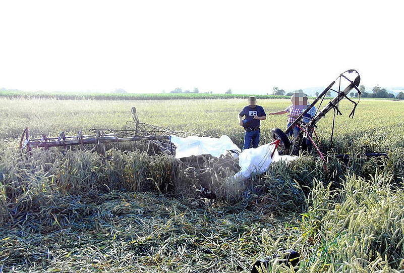 Kurz nach dem Start fängt ein Ultraleichtflugzeug in Niederbayern Feuer, schlägt auf ein Feld auf und brennt völlig aus. Ein Mann und eine Frau sterben.