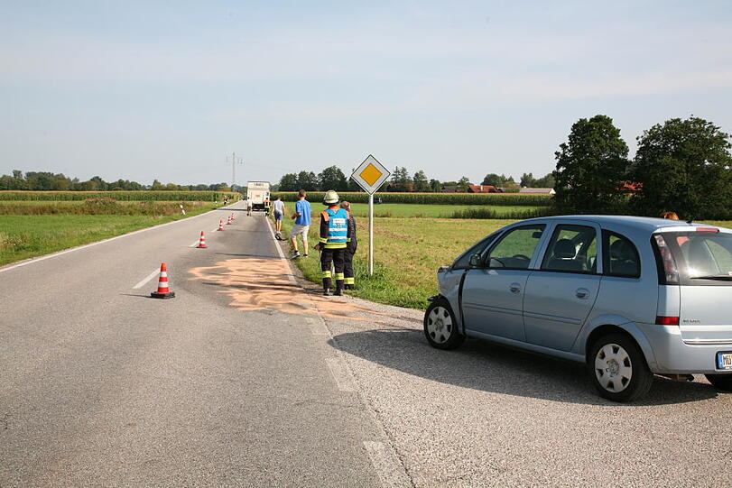 Bei der Einfahrt auf die Istentalstraße übersieht eine Autofahrerin einen Lkw und rammt ihn. Verletzt wird glücklicherweise niemand.
