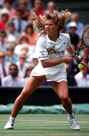 Steffi Graf 1989 auf dem Rasen von Wimbledon.