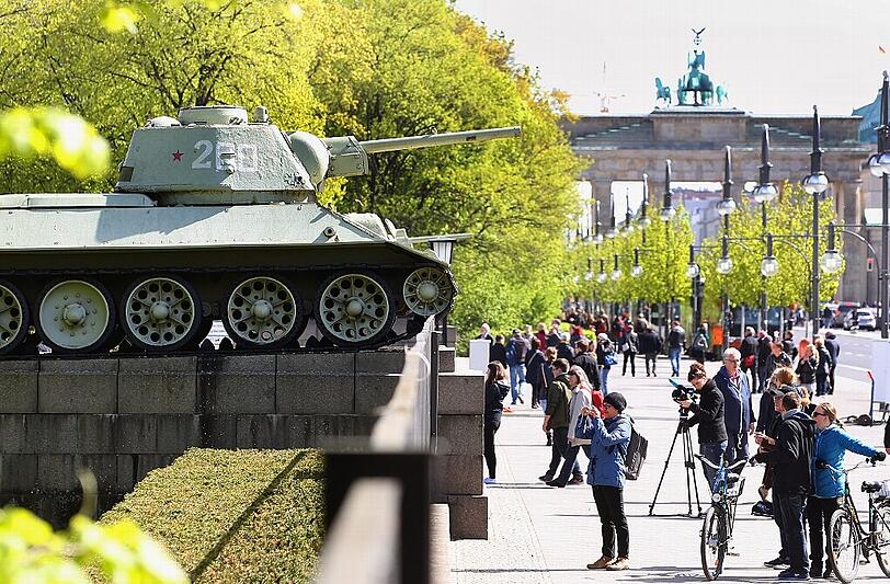 Das sowjetische Ehrenmal im Berliner Tiergarten: Hier steht ein Panzer vom Typ T-34/76, der in der Schlacht um Berlin im Zweiten Weltkrieg im Einsatz war.