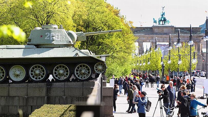 Das sowjetische Ehrenmal im Berliner Tiergarten: Hier steht ein Panzer vom Typ T-34/76, der in der Schlacht um Berlin im Zweiten Weltkrieg im Einsatz war. Das sowjetische Ehrenmal im Berliner Tiergarten: Hier steht ein Panzer vom Typ T-34/76, der in der Schlacht um Berlin im Zweiten Weltkrieg im Einsatz war.
