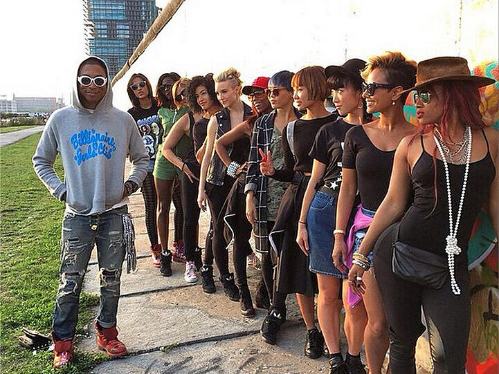 Pharrell Williams vor der Berliner Mauer