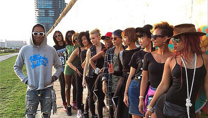 Pharrell Williams vor der Berliner Mauer Pharrell Williams vor der Berliner Mauer