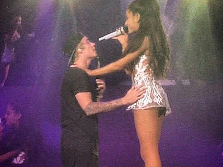 Justin Bieber überrschte Ariana Grande bei einem ihrer Auftritte