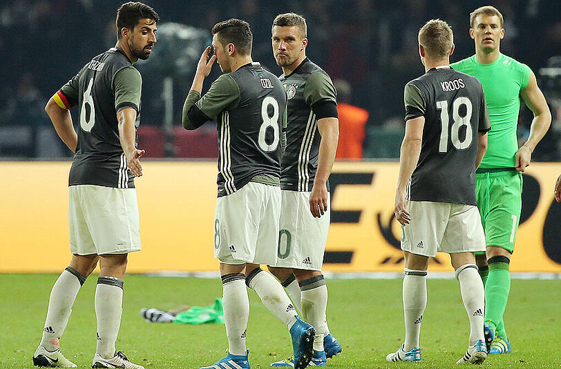 Noch läuft es nicht: Kapitän Sami Khedira, Mesut Özil, Lukas Podolski, Toni Kroos und Manuel Neuer nach der Niederlage gegen England.