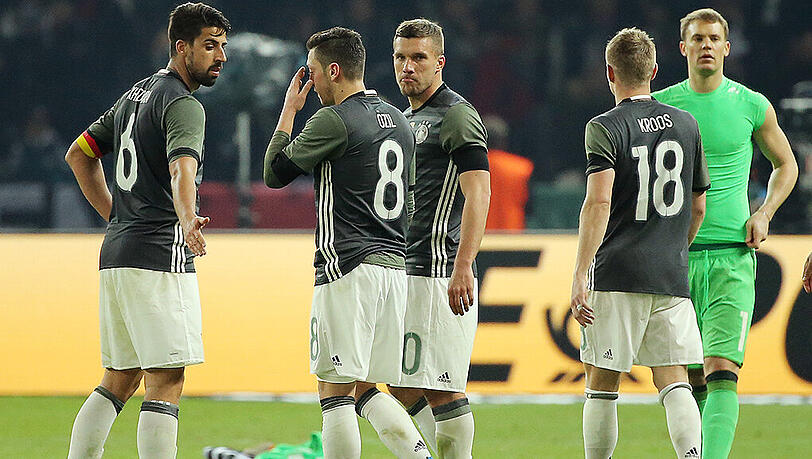 Noch läuft es nicht: Kapitän Sami Khedira, Mesut Özil, Lukas Podolski, Toni Kroos und Manuel Neuer nach der Niederlage gegen England. Noch läuft es nicht: Kapitän Sami Khedira, Mesut Özil, Lukas Podolski, Toni Kroos und Manuel Neuer nach der Niederlage gegen England.
