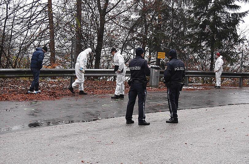 Spurensicherer am Tatort in Söll. Der Grieche war regelrecht hingerichtet worden.
