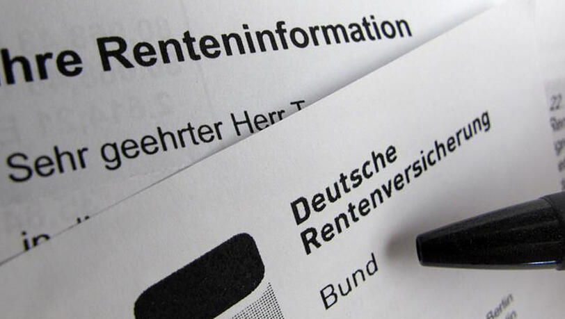 Eine Renteninformation der Deutschen Rentenversicherung. Arbeitgeber rechnen mit einer enormen Erhöhung der Sozialabgaben. Eine Renteninformation der Deutschen Rentenversicherung. Arbeitgeber rechnen mit einer enormen Erhöhung der Sozialabgaben.