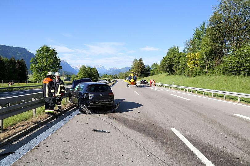 Der Autobahnabschnitt ist mit Schrott-Teilen übersät - die Bilder von der Unfallstelle auf der A95 Richtung Garmisch.