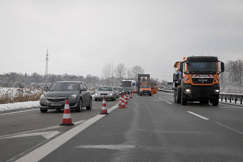 Bei dem Unfall auf der A8 ist ein Lastwagen mit teilweise entzündlichen Stoffen umgekippt. Die Bergungsarbeiten dauerten mehrere Stunden an.
