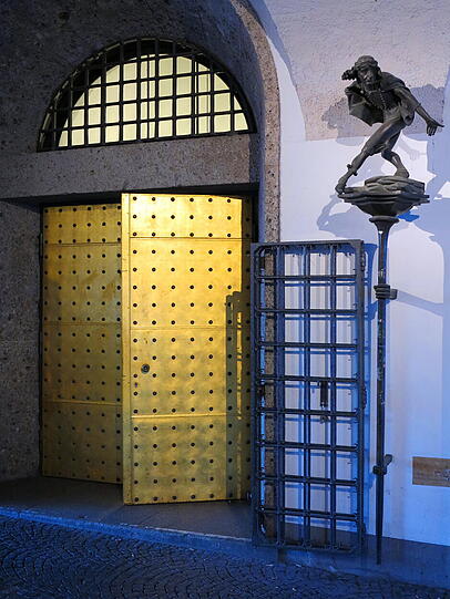 Das Tor am Alten Rathaus ist meistens mit dem Eisengitter versperrt.