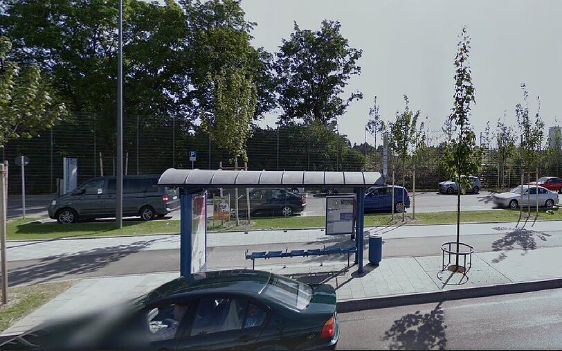 Das Wartehäuschen an der Bushaltestelle Oberwiesenfeld ist zu nahe an der Straße.