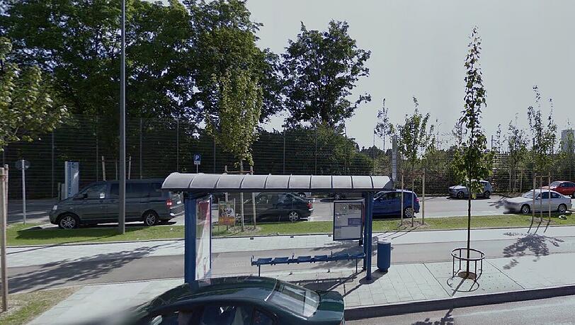 Das Wartehäuschen an der Bushaltestelle Oberwiesenfeld ist zu nahe an der Straße. Das Wartehäuschen an der Bushaltestelle Oberwiesenfeld ist zu nahe an der Straße.