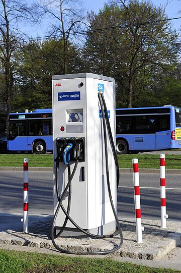 Am Arabellapark können Besitzer eines E-Autos zukünftig schneller laden.